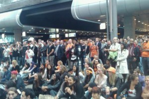 Holanda para pra ver estréia na copa estacao jogo holanda 300x200 Jogo da Holanda na Copa 2010: Holanda 2 x 0 Dinamarca