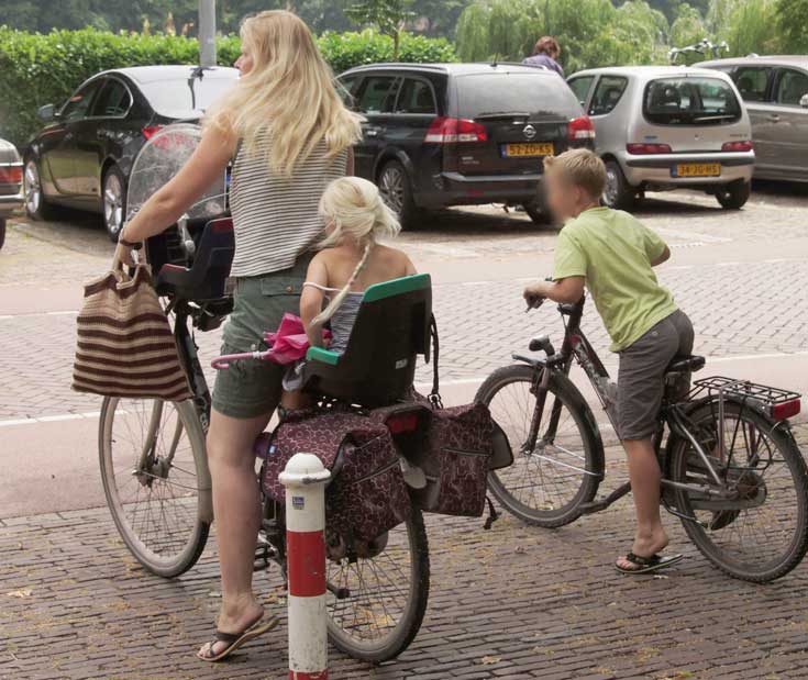 Mãe holandesa com crianças pedalando na bike