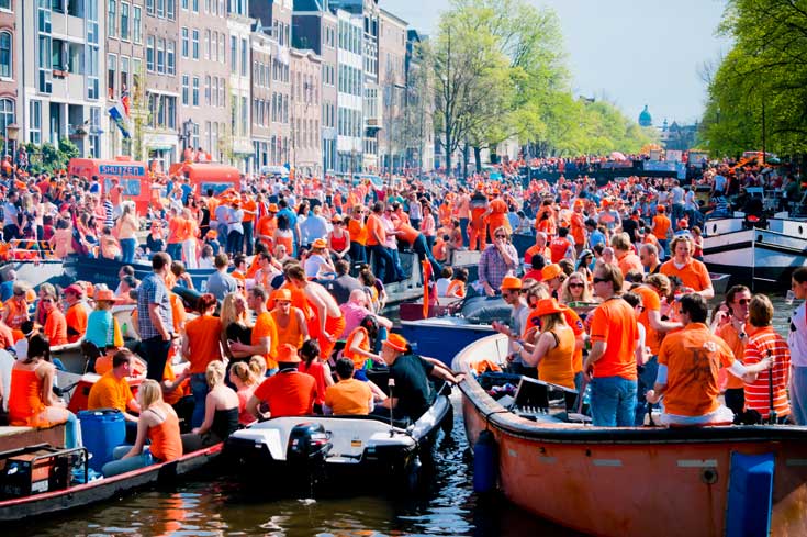 Dia do Rei em Amsterdam: engarrafamento de barcos